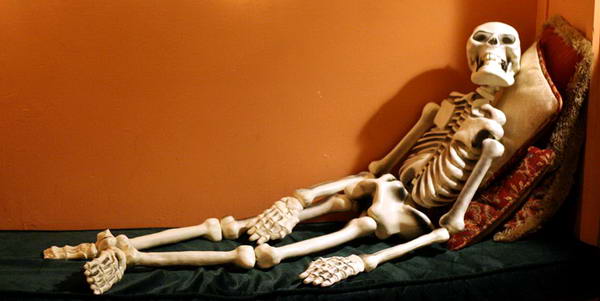 Скелет на диване